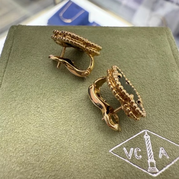 Van Cleef & Arpels Black and Gold Clover Earrings - Picture 3 of 5